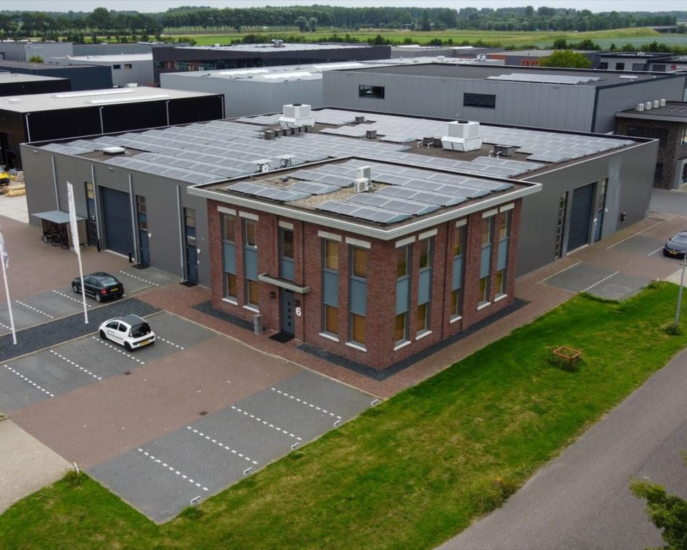 Zonnepanelen op het dak van het bedrijfspand van Microtherm in Oudkarspel
